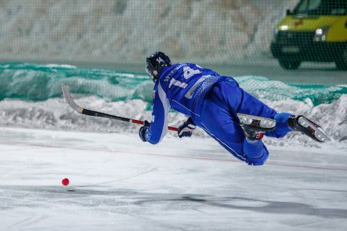 «Ак Барс-Динамо» проиграло первый домашний матч в Суперлиге по хоккею с мячом