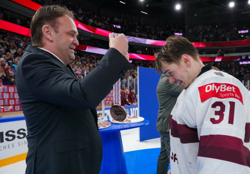 Вратарь сборной Латвии признан MVP чемпионата мира по хоккею