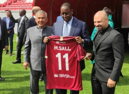 Карадениз вручил футболку «Рубина» президенту Сенегала Маки Саллу