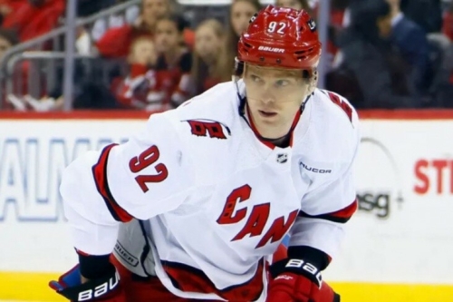 Россиянин Евгений Кузнецов принес победу «Каролине» в первом матче плей-офф НХЛ