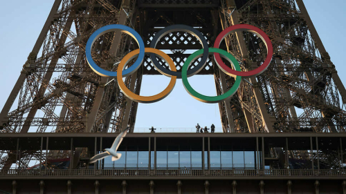 В Эйфелевой башне в Париже установили олимпийские кольца