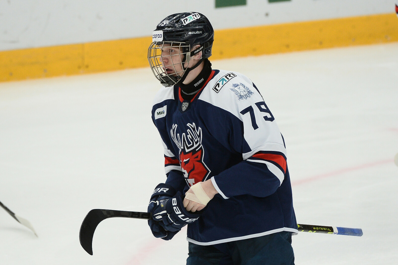 17-летний Артамонов признан лучшим игроком дня в КХЛ