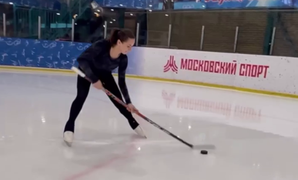Камила Валиева на день стала хоккеисткой