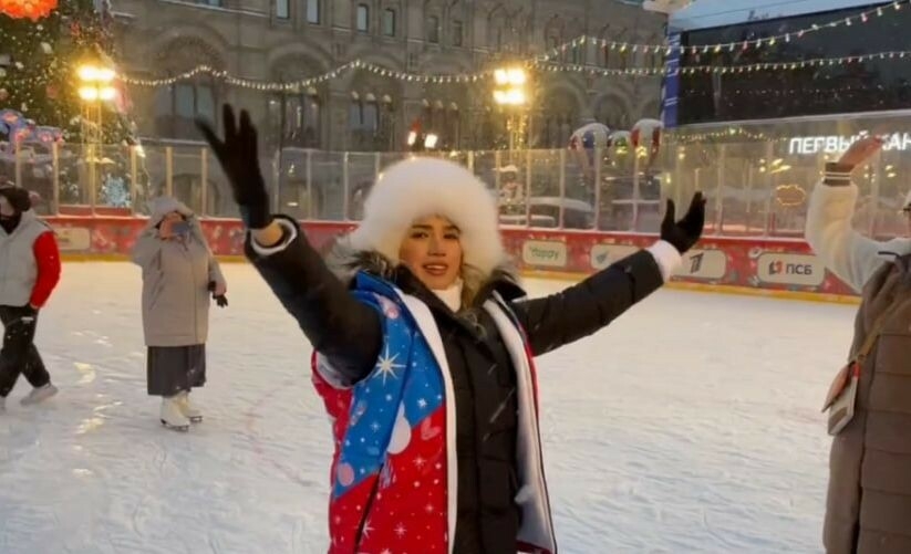 Алина Загитова провела мастер-класс на уличном катке в Москве
