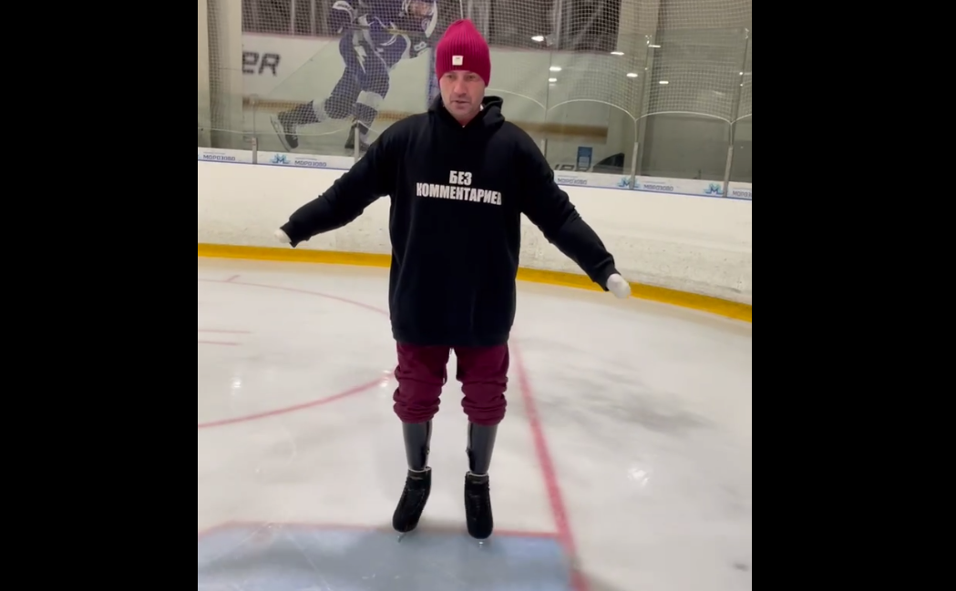 Появились кадры первой тренировки Костомарова на льду в коньках после потери конечностей