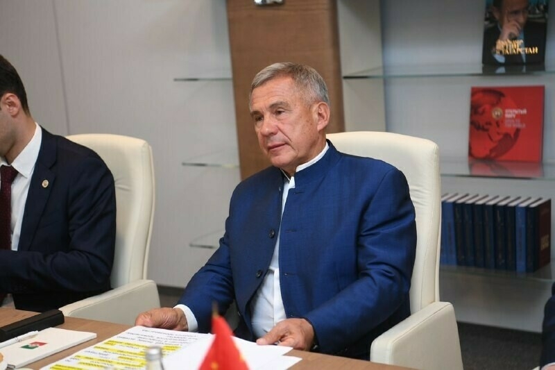 Минниханов объявил благодарность ведущим спортсменам и тренерам Татарстана